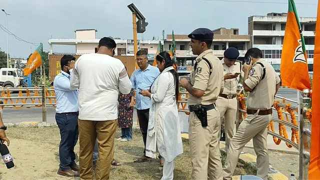 गोलंबर पर तस्वीर रखकर धरने पर बैठीं पूर्व सांसद की पत्नी; कहा- अपना वादा पूरा करे प्रशासन 
