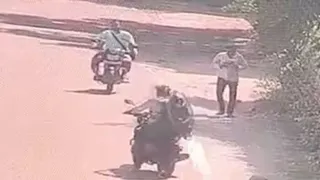 बाइक पर युवक संग जाती दिखी महिला। (वीडियो ग्रैब)