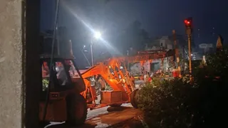 जमुई रेलवे स्टेशन के समीप बोरिंग ट्रक की जोरदार टक्कर से नीचे गिरा दुर्घटनाग्रस्त रेलवे हाइट बैरियर