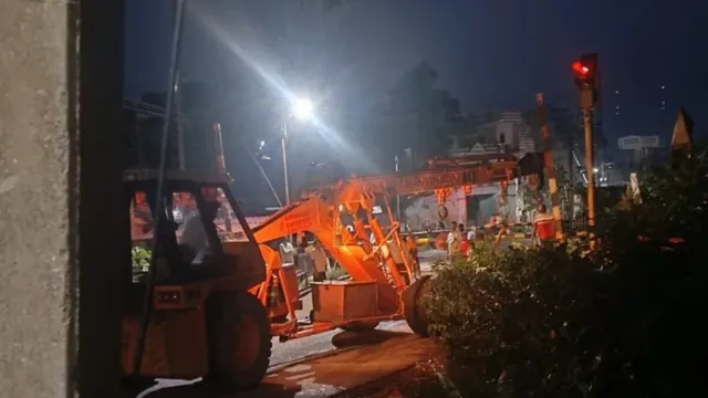हाइट बैरियर से टकराया ओवरहाइट बोरिंग ट्रक! जमुई रेलवे स्टेशन के पास हादसा टला, स्कूटी चालक बाल-बाल बचा
