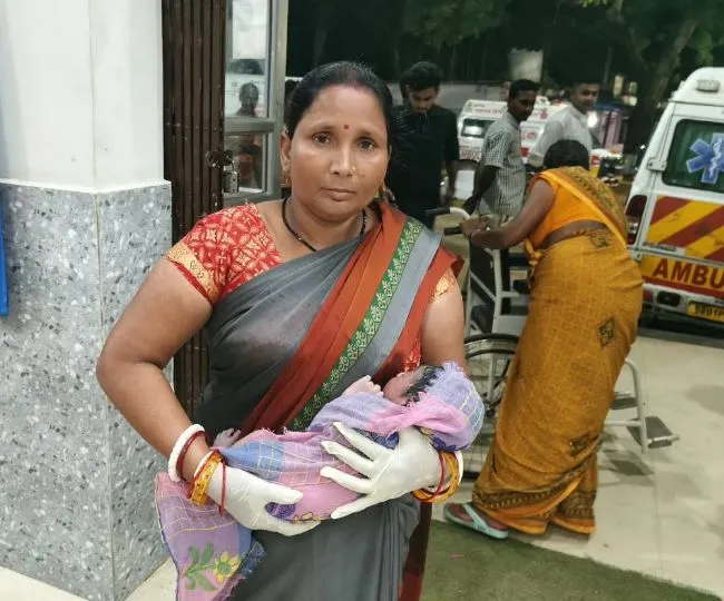 Jhajha Station Delivery GRP Constables Help Woman on Asansol Gonda Exp (1)