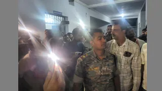 KK B.Ed College Govindpur के प्राचार्य कक्ष में कंप्यूटर आपरेटर की आत्महत्या की सूचना के बाद जांच को पहुंची पुलिस और जुटे लोग। (फोटो जागरण)