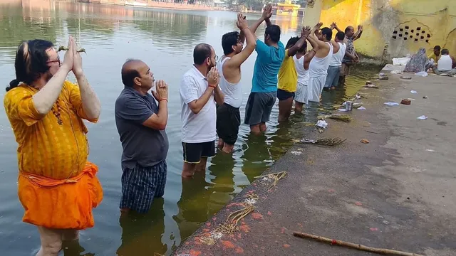 पितृपक्ष में सोरों शूकर क्षेत्र में उमड़ा आस्था का सैलाब, हरिपदी गंगा में हजारों ने किया पितृ तर्पण
