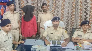 कटिहार के पोठिया थाना क्षेत्र से जब्त 57.43 ग्राम स्मैक, नकद राशि और पुलिस कस्टडी में खड़ा गिरफ्तार तस्कर