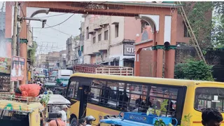 Lakhisarai Traffic Jam : लखीसराय में विद्यापीठ चौक से जमुई मोड़ के बीच मुख्य सड़क पर लगे भीषण जाम में फंसे भारी व छोटे वाहन