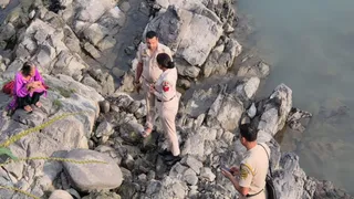 मंडी में ब्यास नदी से बुजुर्ग महिला को रेस्क्यू करने पहुंची पुलिस टीम। जागरण