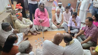 रमेश बाबा के देहावसान के बाद आश्रम पहुंचे मथुरा के डीएम और एसएसपी।