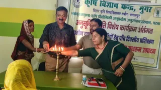 मुंगेर स्थित कृषि विज्ञान केंद्र में आयोजित पांच दिवसीय मशरूम उत्पादन प्रशिक्षण में शामिल महिला किसान एवं कृषि वैज्ञानिक