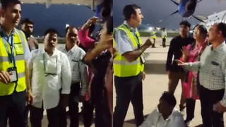 चार घंटे लेट फ्लाई लेट होने पर हंगामा करते यात्री। फोटो: वीडियो ग्रैब