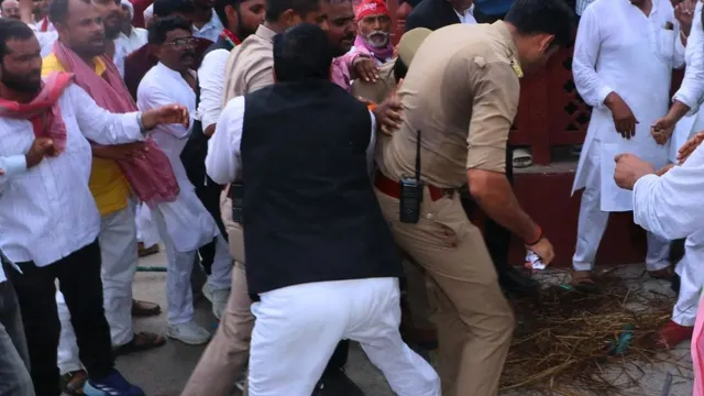 मुख्य चुनाव आयुक्त ज्ञानेश कुमार का पुतला फूंकने पर सपाईयों और पुलिस में झड़प, प्रतापगढ़ में 205 पर केस दर्ज
