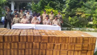 जलालगढ़ में जप्त 25 लाख रुपये मूल्य का कोडिनयुक्त कफ सिरप और पुलिस गिरफ्त में खड़े दोनों तस्कर