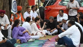 मुख्य चुनाव आयुक्त के विरोध में संसद भवन से प्रदर्शन मार्च के दौरान मंगलवार को आकाशवाणी भवन परिसर में पेड़ के नीचे बैठे लोकसभा में नेता प्रतिपक्ष राहुल गांधी, सांसद प्रियंका गांधी वाड्रा व अन्य सांसद। हरीश कुमार