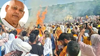 रमेश बाबा के अंतिम संस्कार में जुटे लोग।