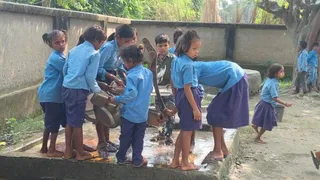 खाने के बाद प्लेट धोते उत्क्रमित मध्य विद्यालय भेलवा के बच्चे। जागरण