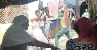 गंजमुरादाबाद के खत्रियाना मुहल्ला में दिलशाद के ऊपर तलवार से हमला करता भाई। वीडियो ग्रेब
