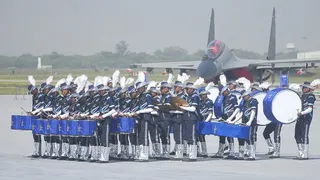 हिंडन एयरबेस में वायु सेना दिवस के अवसर पर फुल ड्रेस रिहर्सल के दौरान करतब दिखाती ड्रमर्स टीम। जागरण