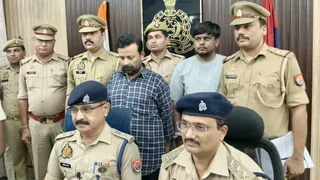 प्रकरण का खुलासा करते पुलिस अधिकारी