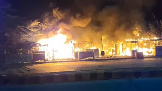 Agra News: झोपड़ी में लगी आग।