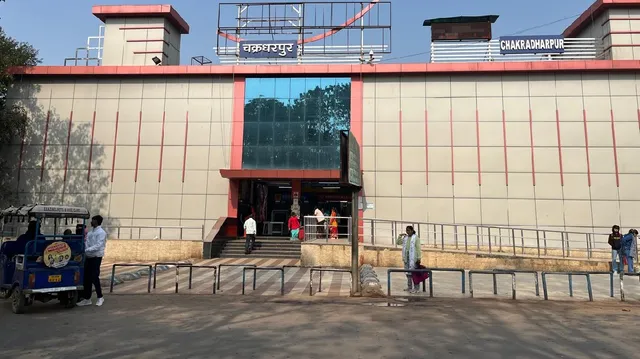 सिंहभूम की रेल विरासत चक्रधरपुर स्टेशन के 100 साल: भाप इंजन से अमृत भारत तक, लेकिन आज सुविधाओं के लिए तरस रहे यात्री
