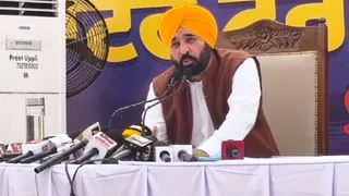 धरी में पत्रकारों से बातचीत करते हुए मुख्यमंत्री भगवंत सिंह मान। (जागरण फोटो)