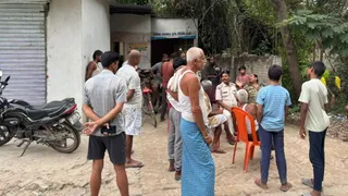 बुधवार दोपहर फायरिंग के बाद एकत्रित ग्रामीण।