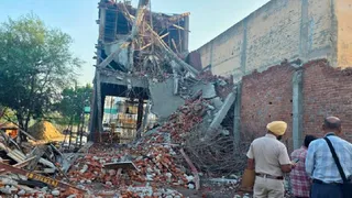 हादसे वाली जगह से निर्माण सामग्री के नमूने लेती एसआईटी। -फाइल फोटो