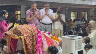 गांव मानपुर स्थित रस मंडल पर अंतिम दर्शनों को रखे रमेश बाबा के पार्थिव शरीर पर पुष्पचक्र अर्पण कर नमन करते डीएम सीपी सिंह, एसएसपी श्लोक कुमार व अन्य। फोटो सौ. मंदिर प्रबंधन द्वारा
