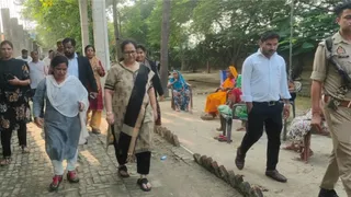 एटा: वृद्धाश्रम में निरीक्षण करतीं अधिकारी। जागरण