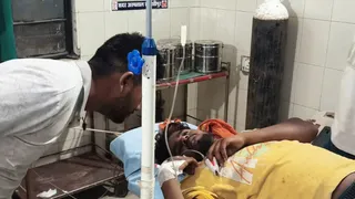 घायल युवक का चल रहा इजाल।