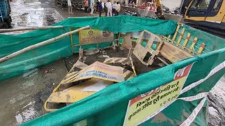 इंदौर में सड़क पर हुआ गड्ढा।