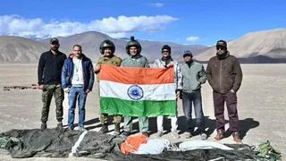 न्योमा लद्दाख स्थित मुध ड्रॉप जोन में पैराट्रूपर के साथ मौजूद एडीआरडीई टीम के सदस्य। सौ. संस्था