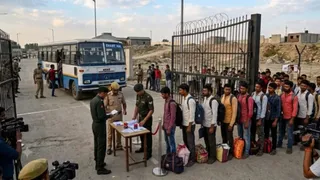 जम्मू-कश्मीर से विमान से बंगाल लाए गए 150 बांग्लादेशी घुसपैठिए (फोटो- AI Generated)