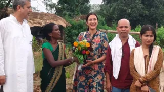 पुष्पा खैरवार से मिलने जतहर गांव पहुंचीं विदेशी शोधकर्ता