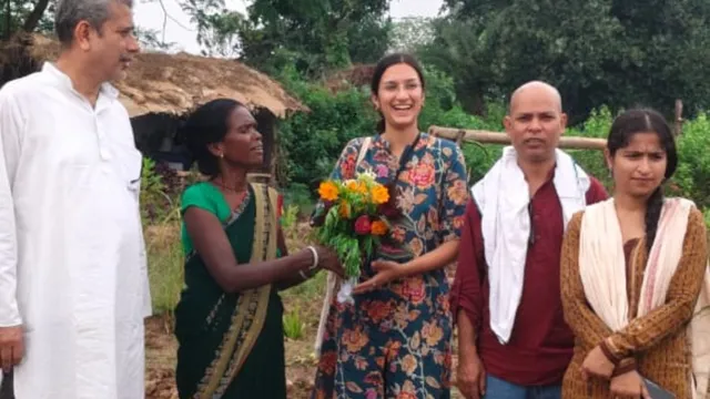 फ्रांस तक पहुंची जमुई की 'जंगल की बेटी' की गूंज, पुष्पा खैरवार से मिलने जतहर गांव पहुंचीं विदेशी शोधकर्ता