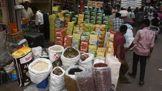 मेवों की मिठास और मसालों की तीखी गंध से गुलजार हुई 150 साल पुरानी मंडी।