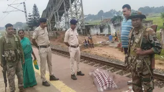 मेमू पैसेंजर की चपेट में आने से अधेड़ की मौत। जागरण