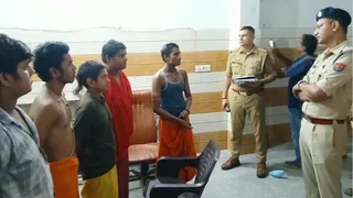 बच्चों से बात करते एसएसपी श्लोक कुमार।