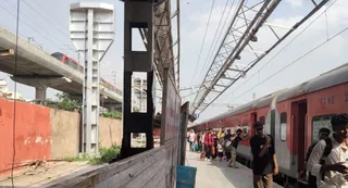 लखनऊ जंक्शन के प्लेटफार्म एक पर एयर कांकोर्स का पिलर लगाने के बाद पांच माह से बंद पड़ा काम। खुले प्लेटफार्म शेड के बीच गुजरते यात्री । जागरण