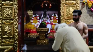 प्रधानमंत्री नरेंद्र मोदी दिल्ली के सरोजनी नगर स्थित विनायक मंदिर में पूजा-अर्चना कर राष्ट्र की निरंतर प्रगति, सुख-समृद्धि और उज्ज्वल भविष्य के लिए प्रार्थना की। सौ. सोशल मीडिया