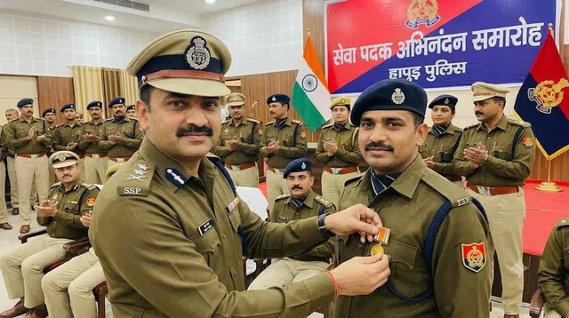 हापुड़ के 26 पुलिसकर्मी गृह मंत्रालय के सेवा पदक से सम्मानित, एसपी ने किया अभिनंदन