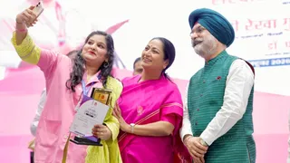 त्यागराज स्टेडियम में आयोजित कार्यक्रम में आशा कार्यकर्ता दिल्ली के उपराज्यपाल सरदार तरनजीत सिंह संधू और मुख्यमंत्री रेखा गुप्ता के साथ सेल्फी लेते हुए। सौ- सीएम कार्यालय