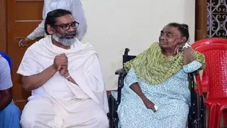 मां रूपी सोरेन के साथ सीएम हेमंत सोरेन। जागरण