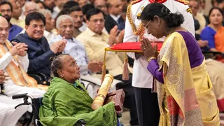 दिवगंत शिबू सोरेन का पद्म भूषण सम्मान ग्रहण करते पत्नी रूपी सोरेन। जागरण
