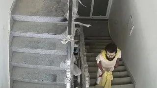 वृंदावन के बाराहघाट स्थित गुरूकृपा कुंज के अंदर सीढ़ियों से ऊपर छत पर जाते सीसीटीवी फुटेज का दृश्य। - फोटो: इंटरनेट मीडिया से।