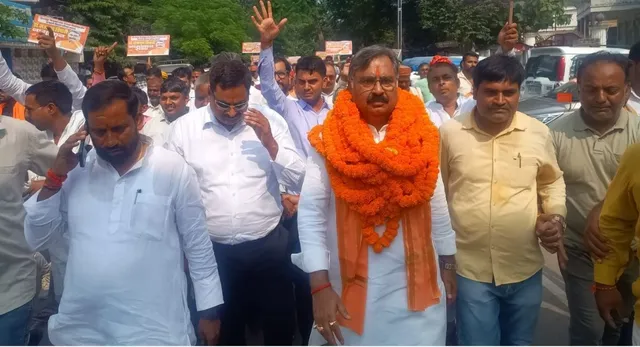 सपा का सिंबल मिला तो बदलना पड़ा पर्चा, जानिए गोरखपुर-फैजाबाद खंड शिक्षक चुनाव में क्यों संजयन ने दो बार भरा नामांकन
