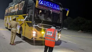 ग्रेटर नोएडा में बस जलने के बाद जेवर टोल पर स्लीपर बसों की जांच करती यातायात पुलिस।