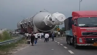 गाजीपुर में पूर्वांचल एक्सप्रेसवे पर वायरल ट्रक की चुनौती, सड़क खोदकर निकाला गया रास्ता।