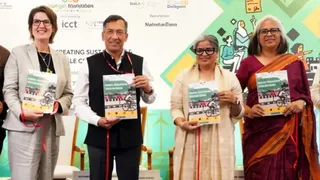 अर्बन अड्डा' के समापन पर विजन जीरो कार्ययोजना जारी करते केंद्रीय सड़क परिवहन एवं राजमार्ग मंत्रालय के अपर सचिव महमूद अहमद, राहगीरी फाउंडेशन की सह संस्थापक सारिका पांडा भट्ट एवं अन्य। फोटो: जागरण