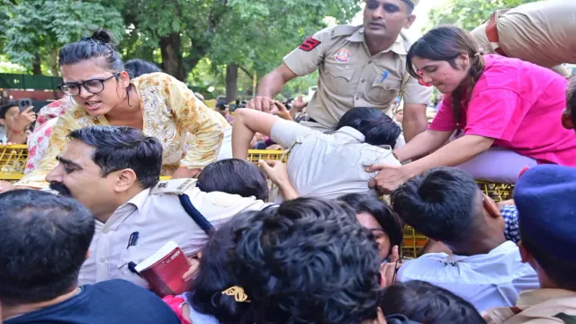 जंतर-मंतर पर प्रदर्शन के दौरान युवतियों से बदसलूकी पर NHRC सख्त, दिल्ली पुलिस से मांगी रिपोर्ट
