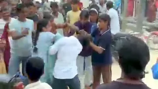 बिल्सी में सड़क पर लड़तीं दोनों युवतियां। वीडियो ग्रेब